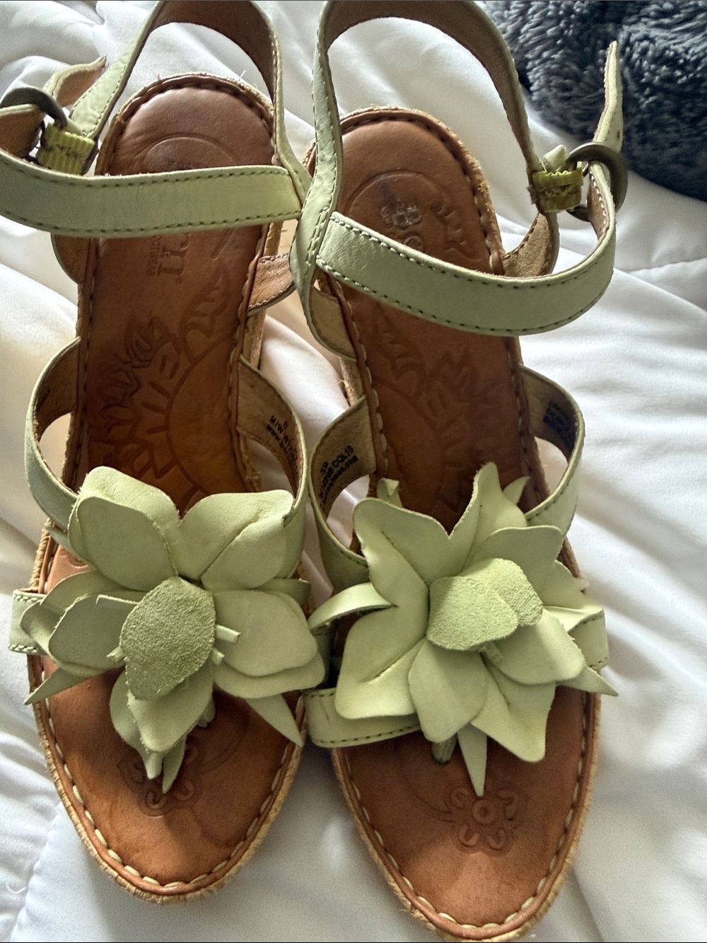 Women’s BORN leather,Floral Strap Sandals in Light Green